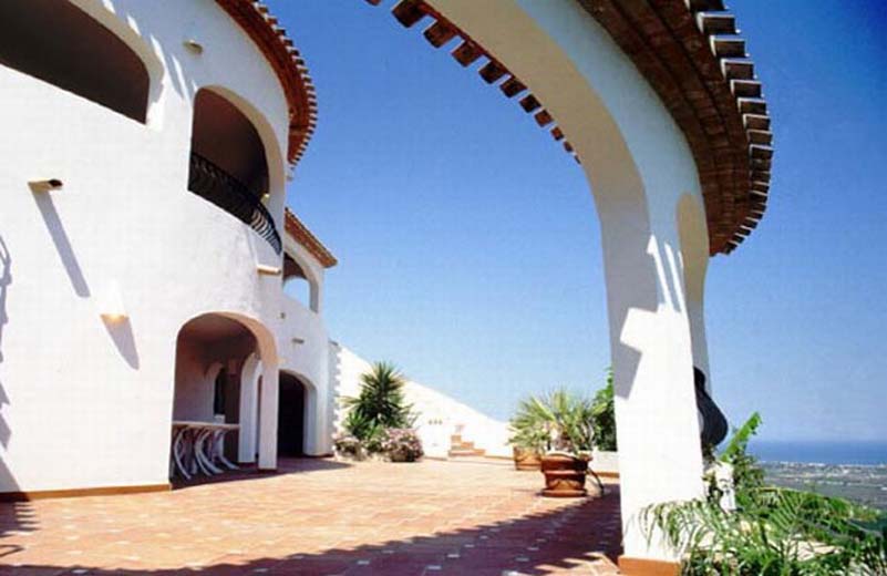 Esmeralda-2-floors-with-sea