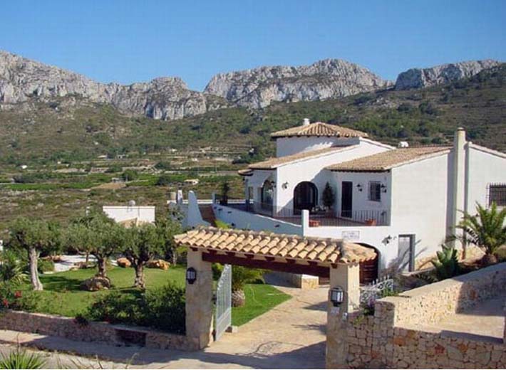 Villa-with-entrance-arch-an